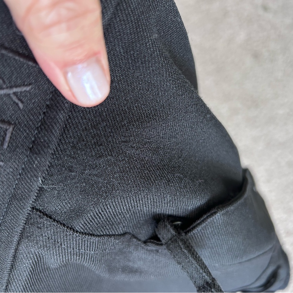686 Black Snowboard Skiing Pants. Vents and cargo pockets. Waterproof and warm. - Picture 9 of 14